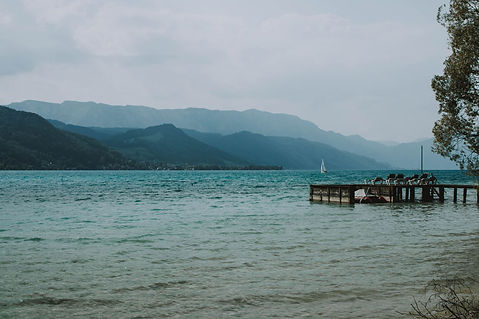 Jezero Attersee s molem a horami