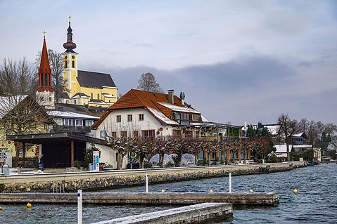 Obec Unterach na břehu jezera Attersee