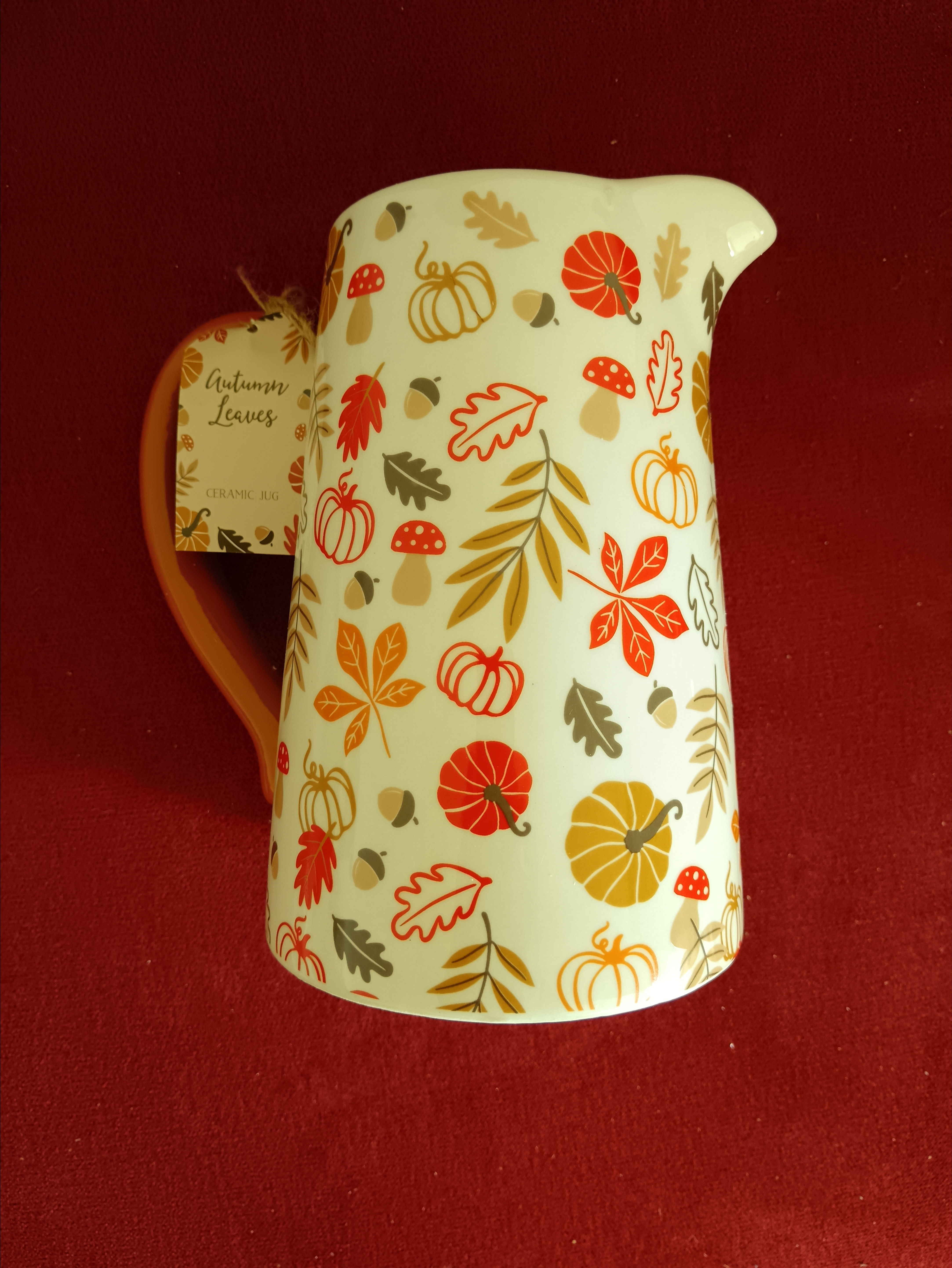 Großer Blumenkrug aus Keramik mit Herbstblaettern und Kürbissen