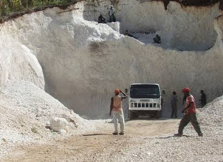Carrières de sable : le Ministère de l’Environnement ouvre un dialogue avec les exploitants après la suspension des activités