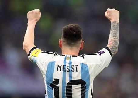 Messi entre dans l’histoire et qualifie l’Argentine