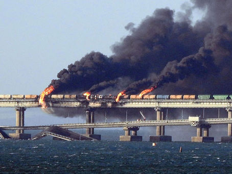 Nouvelle attaque ukrainienne : le pont reliant la Crimée à la Russie frappé par une tonne d'explosifs