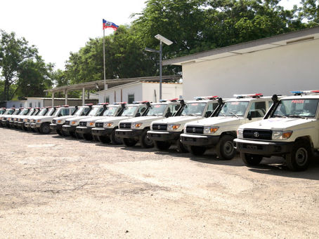 Coopération: les clés de 40 véhicules et d'une nouvelle prison à PetitGoâve remises aux DG de la PNH