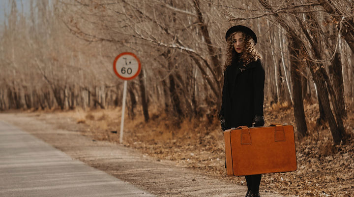 Eine Frau auf ihrer Reise der Selbstfindung, bereit für emotionales und persönliches Wachstum was eine Online Lebensanalyse mit Face Reading bietet