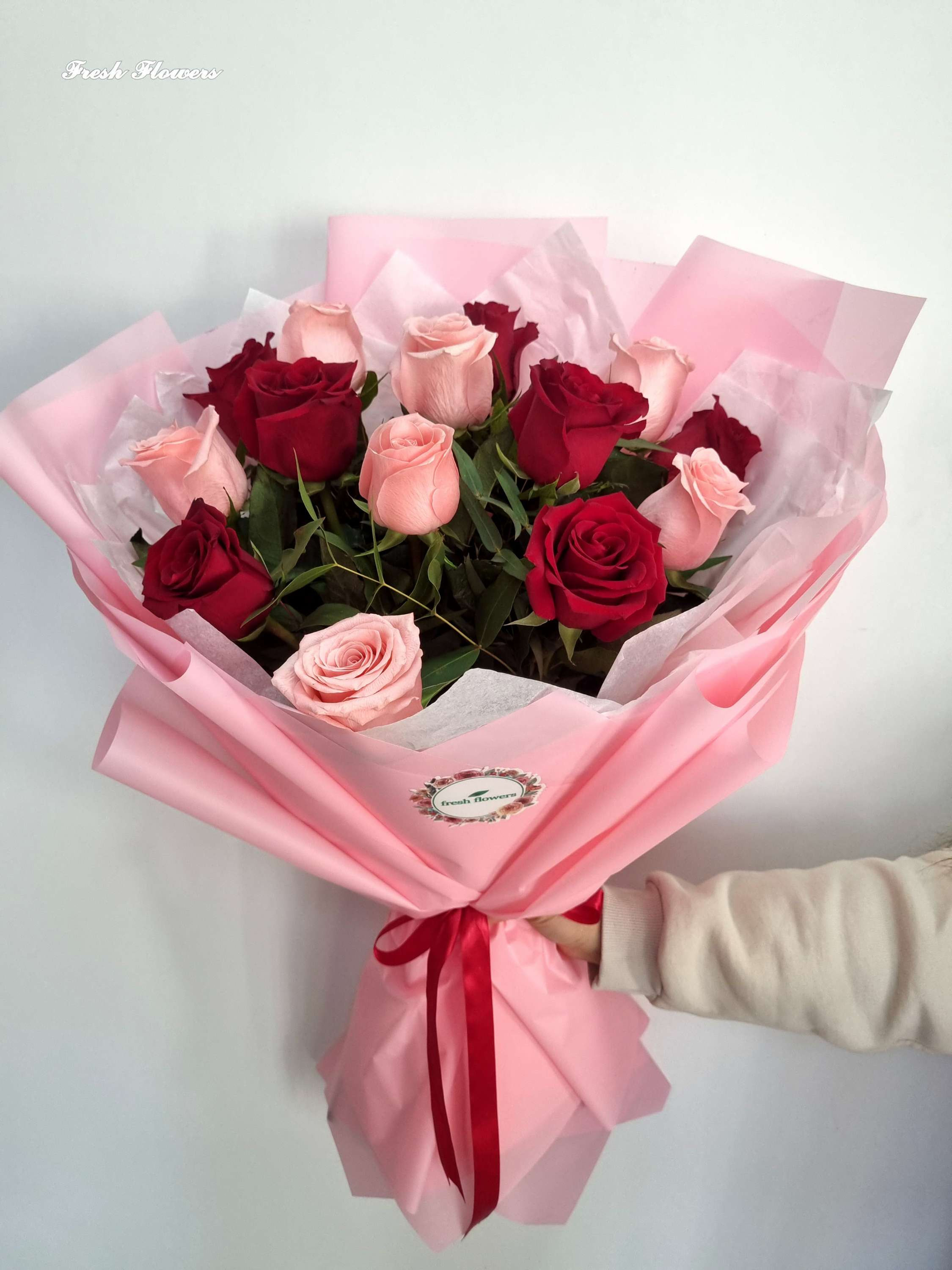 ვარდების ლამაზი თაიგული, წითელი და ვარდისფერი ყვავილებით