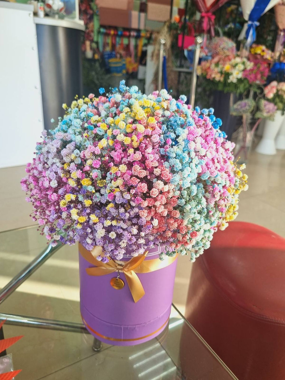 ფერადი ყვავილები იასამნისფერ ყუთში