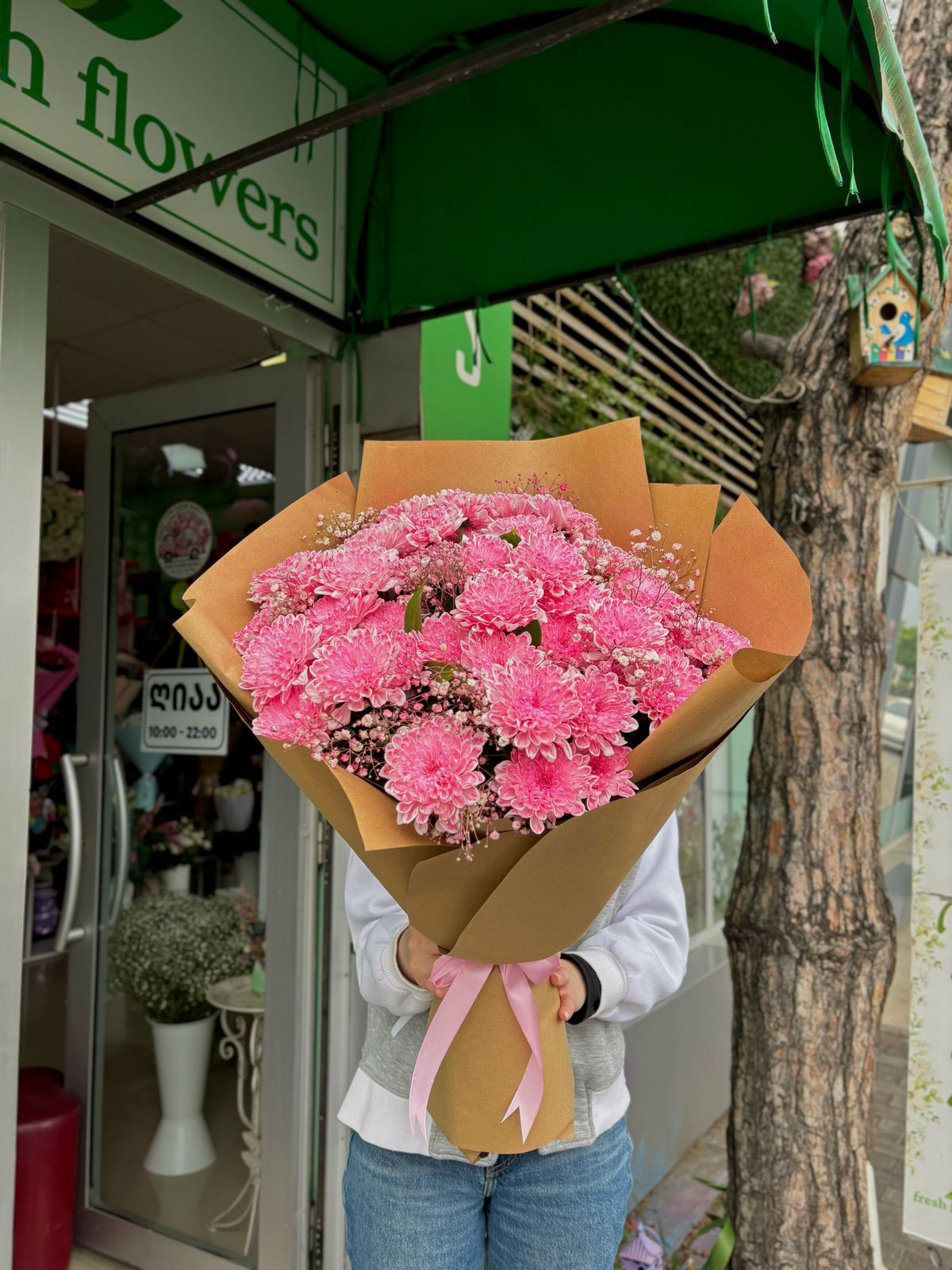 ვარდისფერი ყვავილების ლამაზი თაიგული