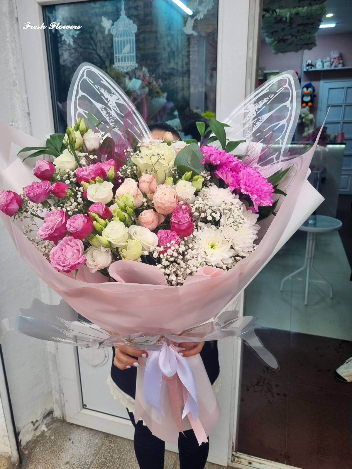 საჩუქრად ვარდებისა და სხვა ყვავილების თაიგული