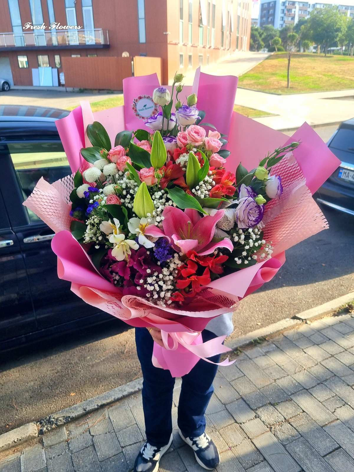 ვარდები და სხვა ყვავილები ვარდისფერ ქაღალდში