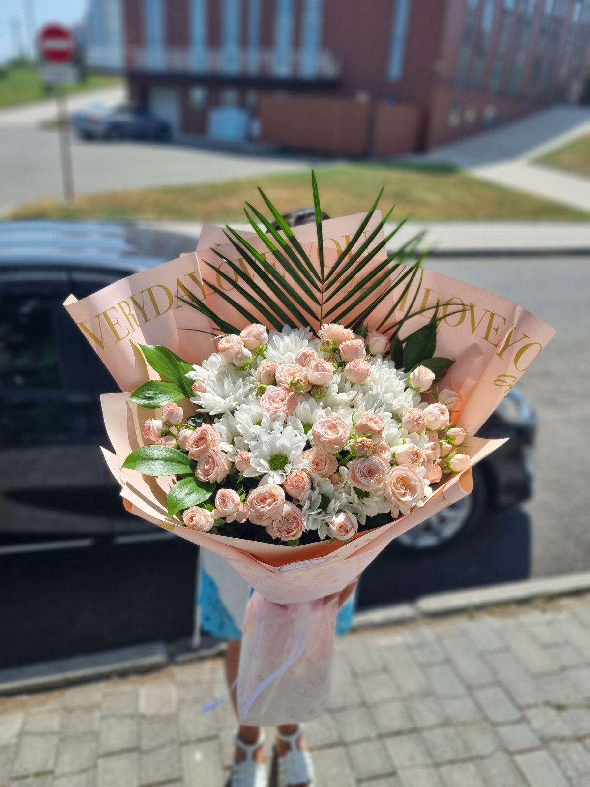 ვარდებისა და ქრიზანთემების ყვავილების თაიგული