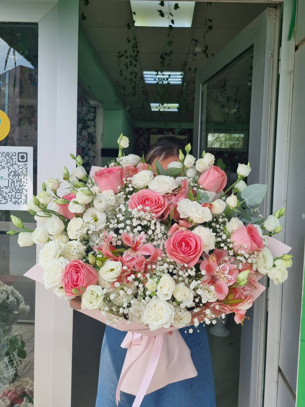 ვარდები და სხვა ყვავილები ლამაზი თაიგული