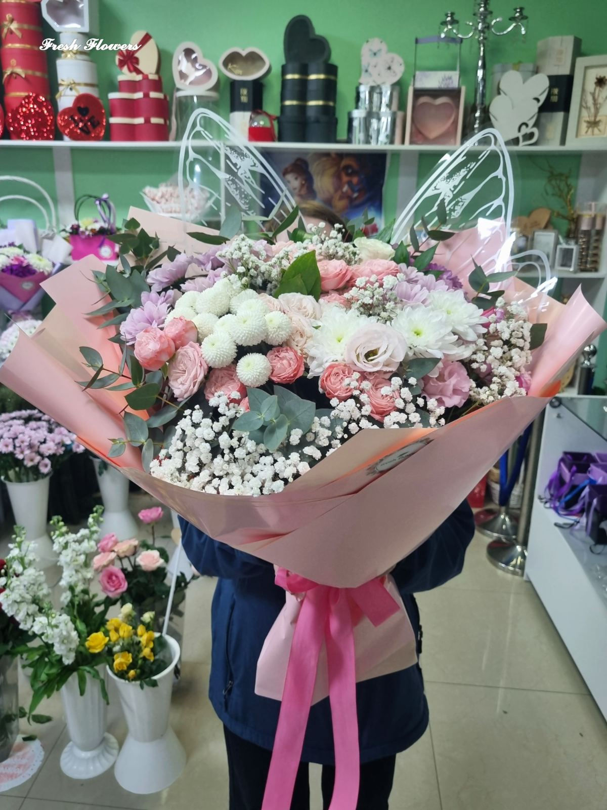 დიდი ყვავილების თაიგული, ვარდები და ქრიზანთემები