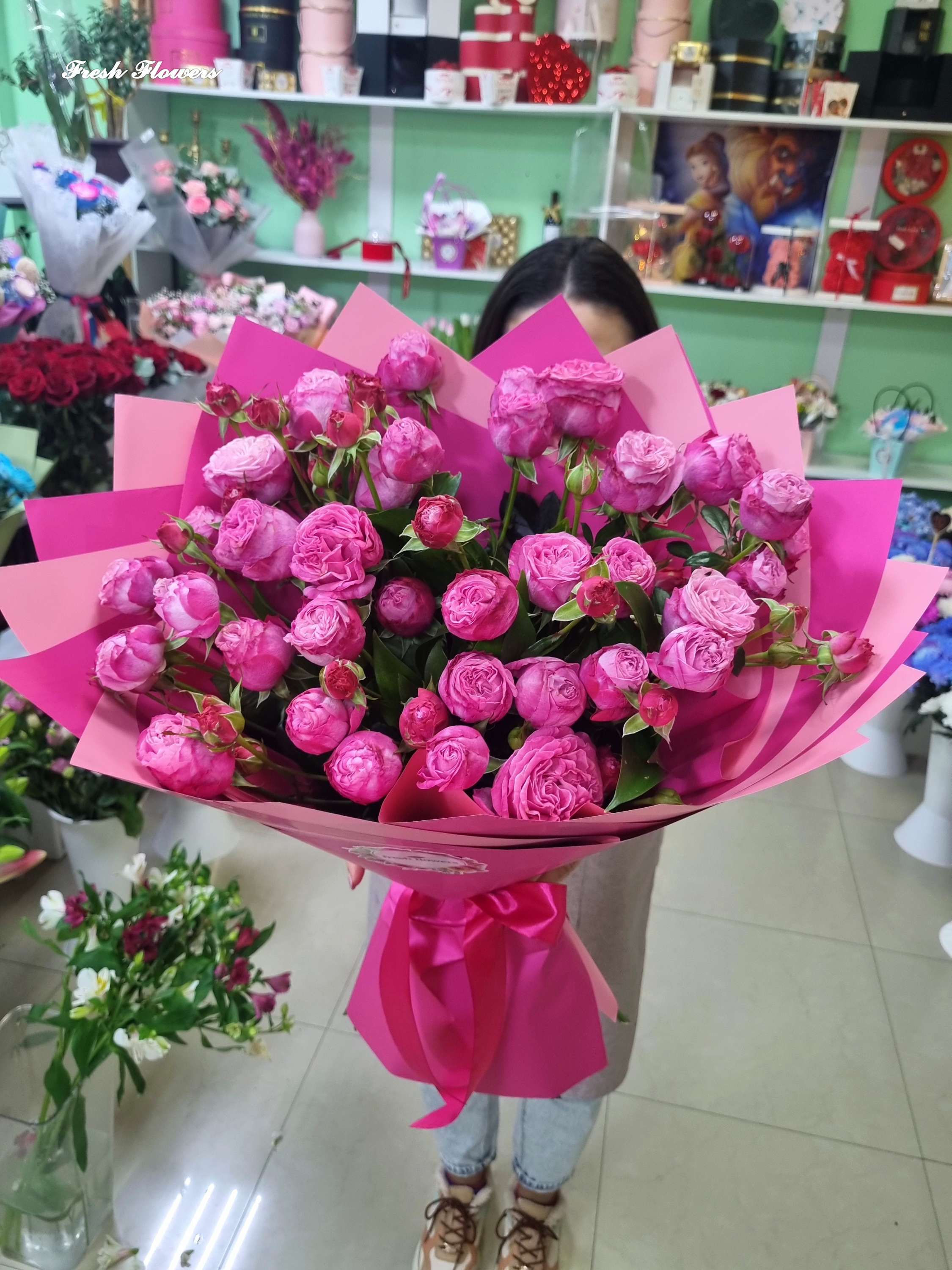 ვარდების დიდი თაიგული ვარდისფერ ქაღალდში