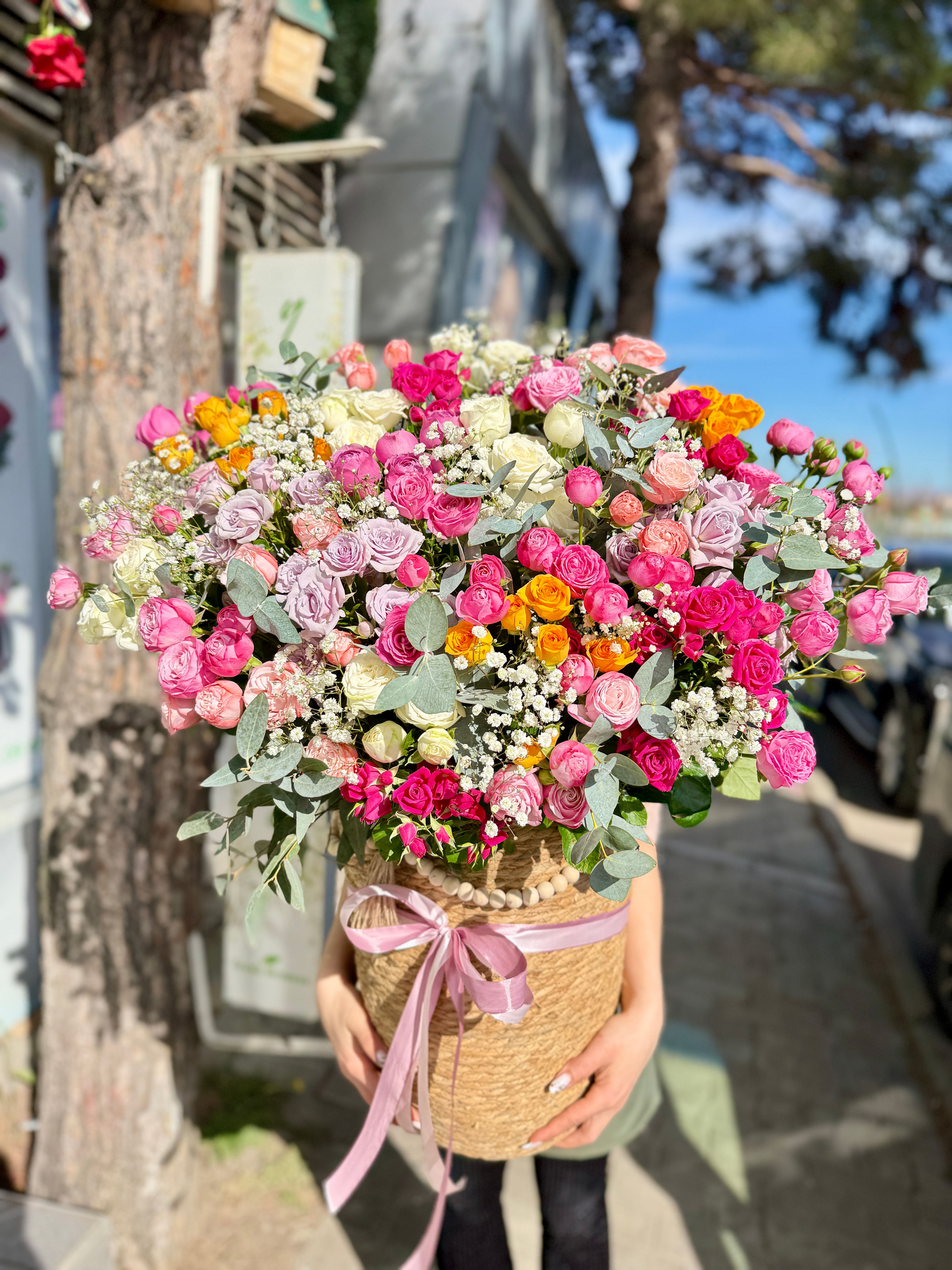 სპრეი ვარდები კალათში