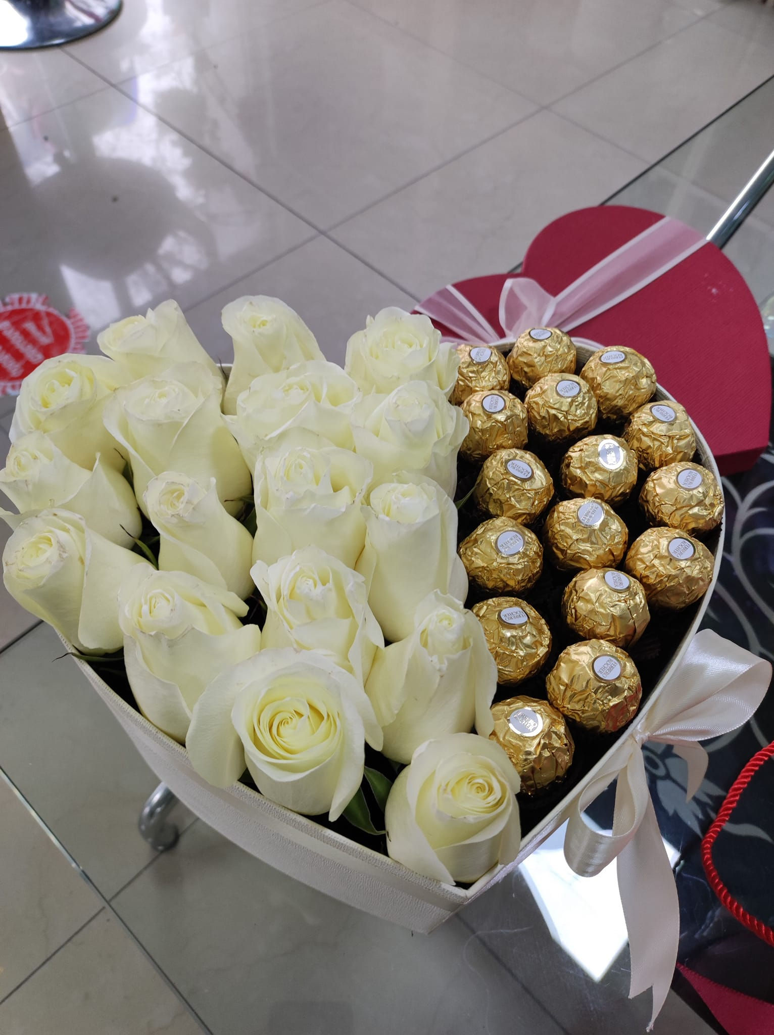 თეთრი ვარდები და ფერერო როშეები გულის ფორმის კოლოფში