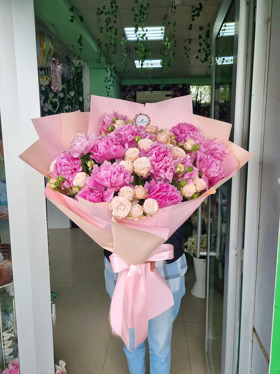 ვარდებისა და  peony-ს დიდი თაიგული