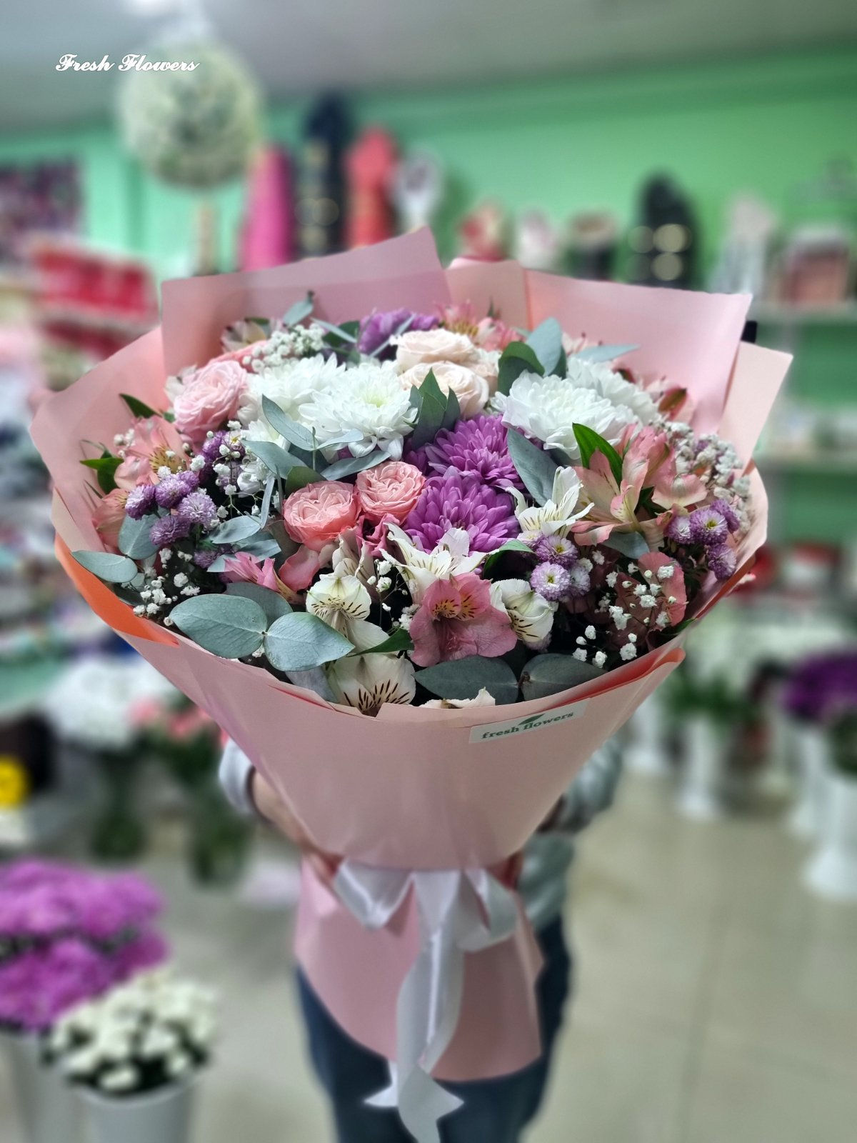 საჩუქრად ლამაზი ყვავილების თაიგული