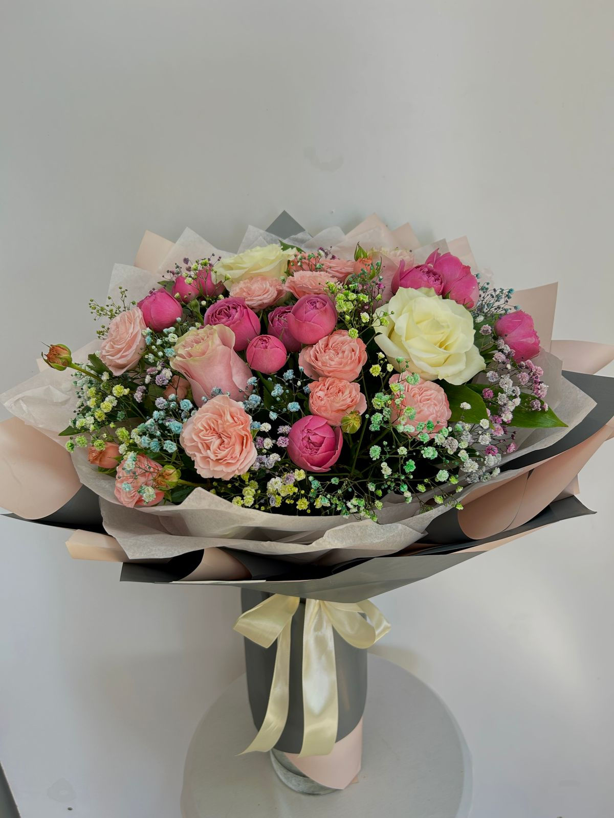 ვარდებისა და სხვა ყვავილების ლამაზი თაიგული