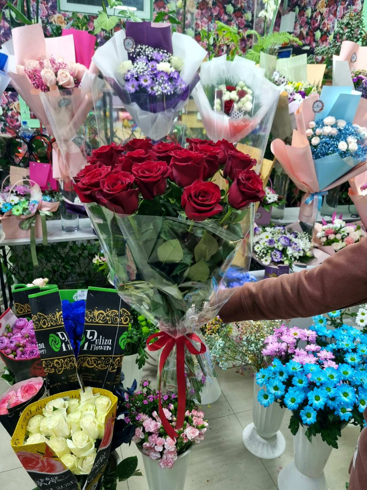 წითელი ვარდების ლამაზი თაიგული, ვარდები და დათუნია, ყვავილების მაღაზია