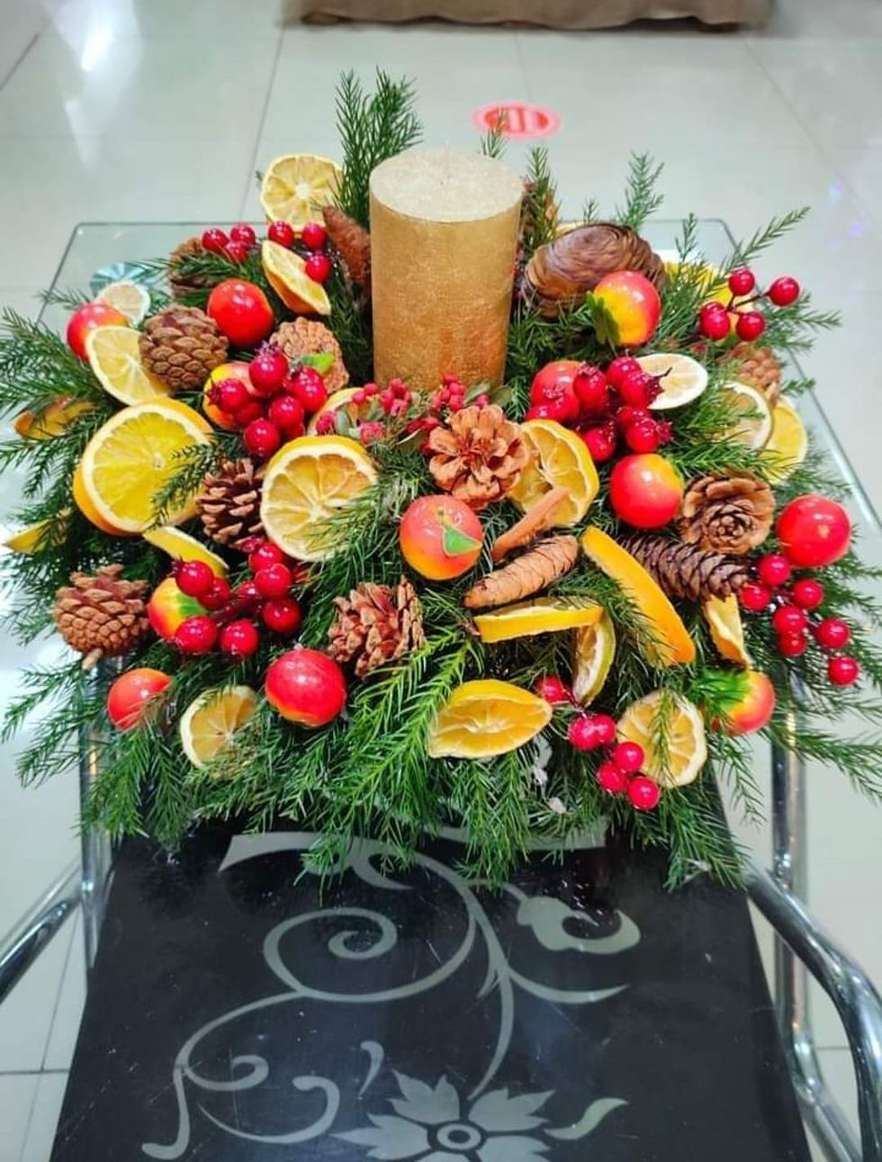 საახალწლო ცენტრალური დეკორაცია: ხილი, ნაძვის ტოტები, ფიჭვები