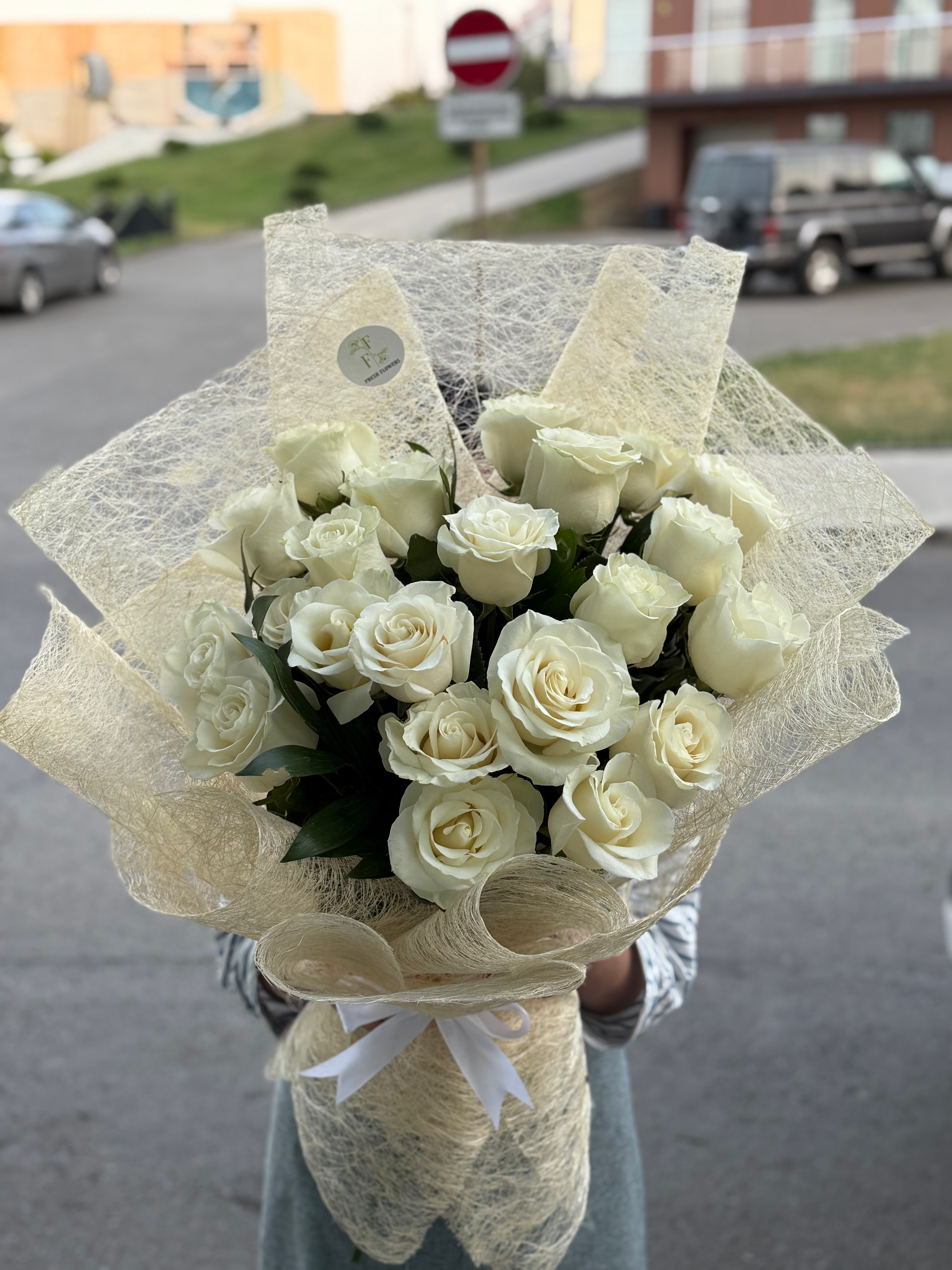 თეთრი ვარდების ლამაზი თაიგული, ნაზი ფერებით