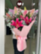 ვარდისფერი ლილიების ლამაზი თაიგული