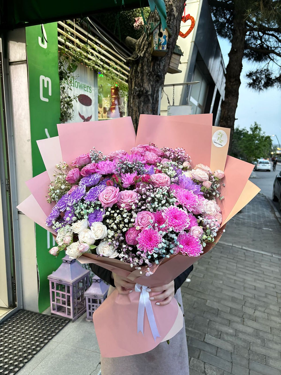 დიდი ვარდების თაიგული ვარდისფერ ქაღალდში