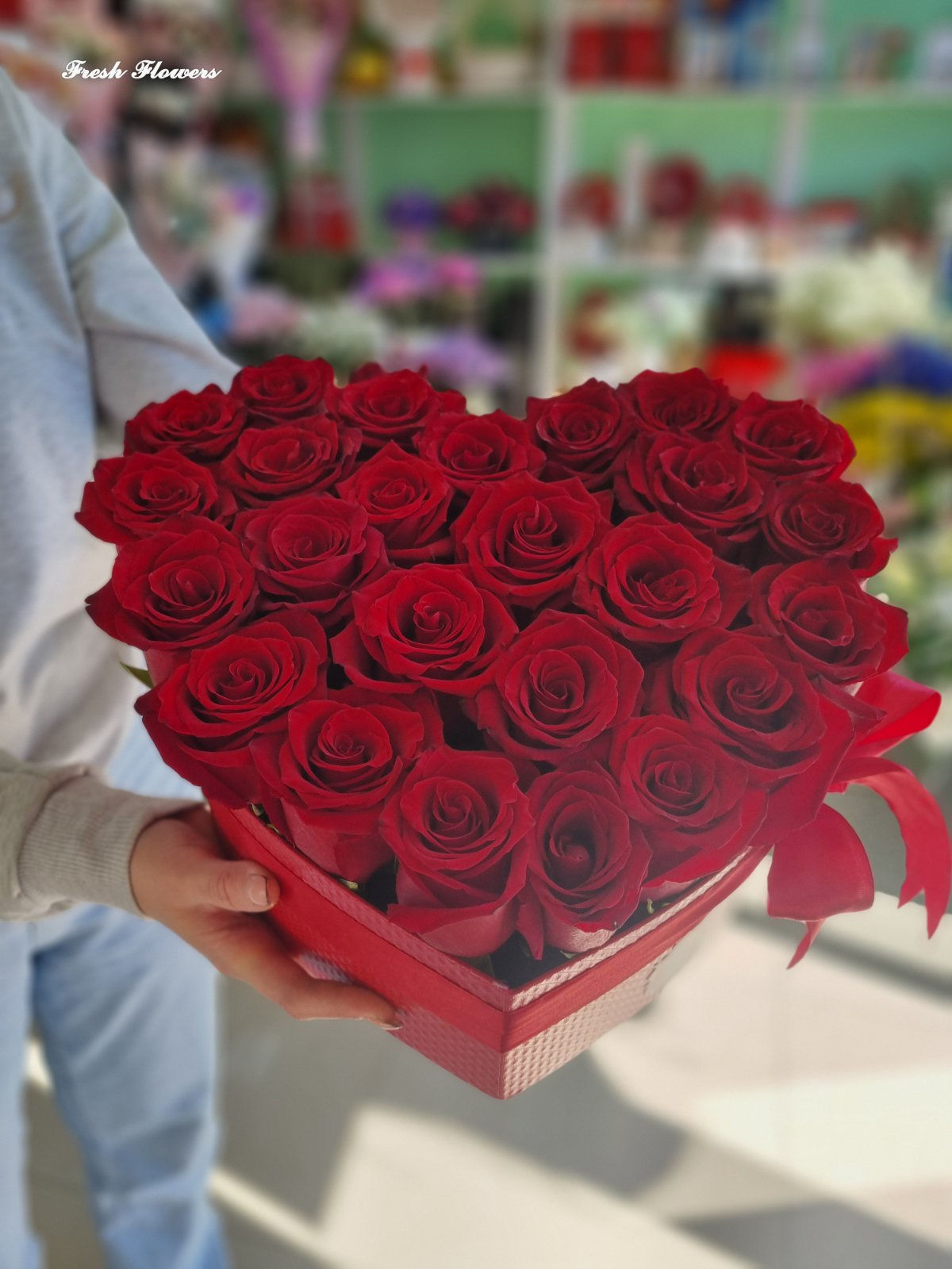 გულის ფორმის კოლოფში წითელი ვარდები