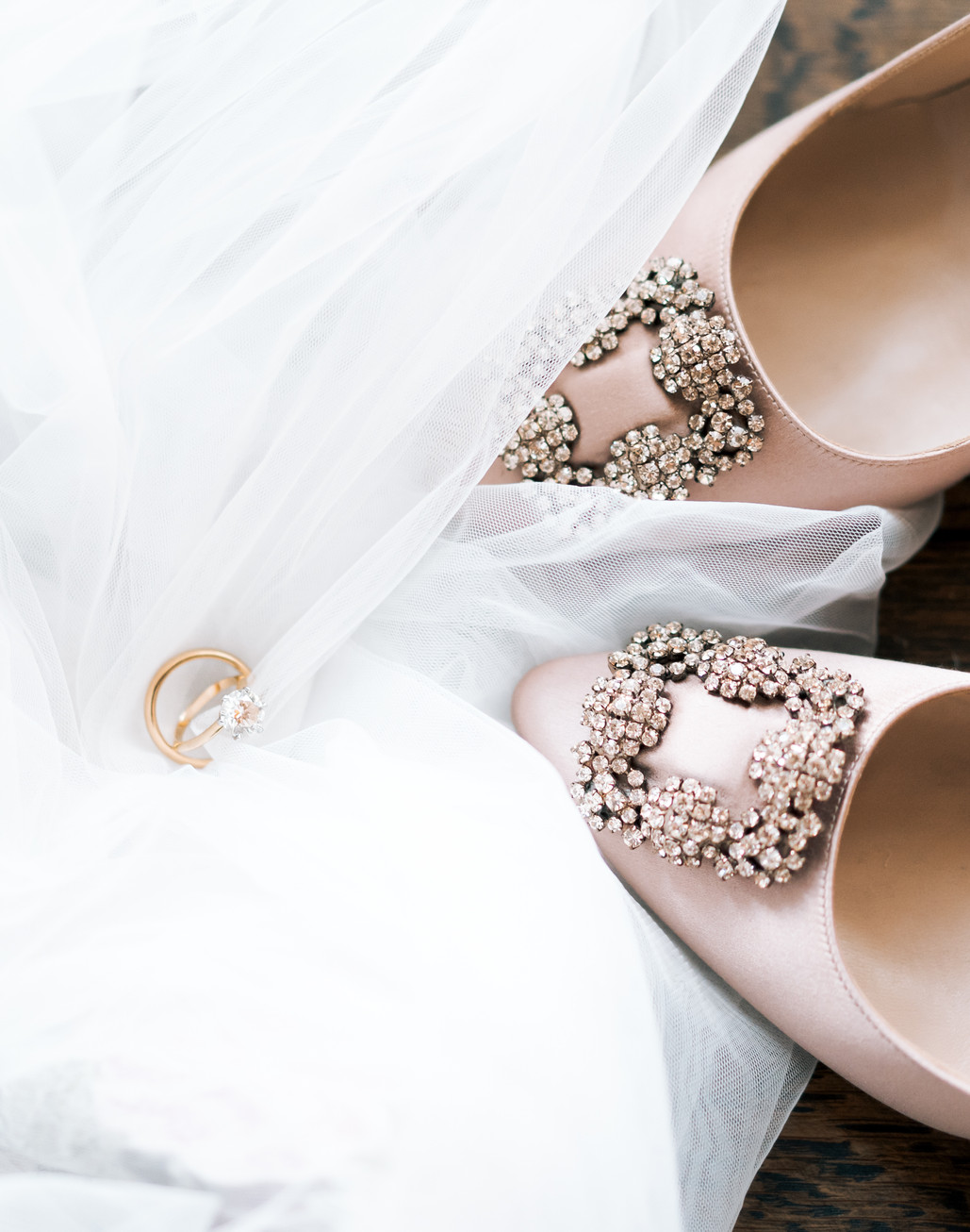Micro Wedding Candid Moments at the Courthouse . Unscripted, joyful interactions during a Santa Barbara micro wedding—captured in a storytelling photography style that preserves real emotion.