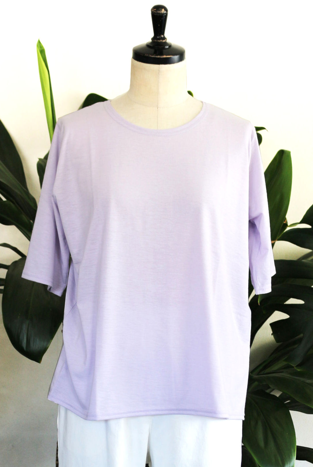 薄手の丸首Tシャツ