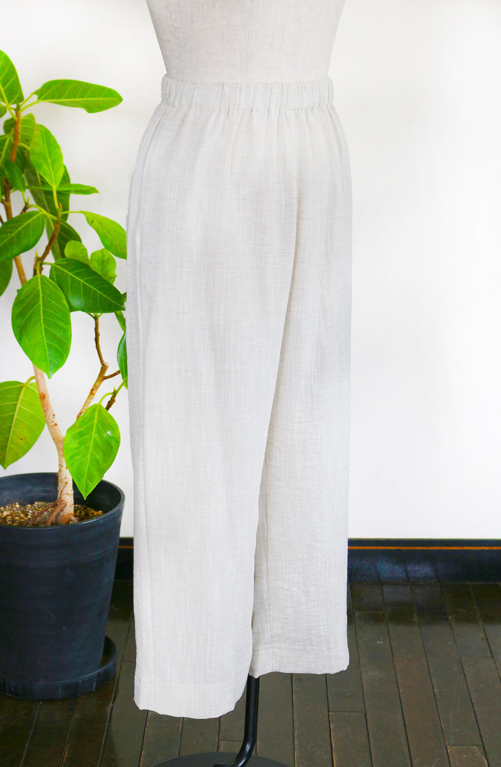 サムネイル： リネン混のストレートパンツ