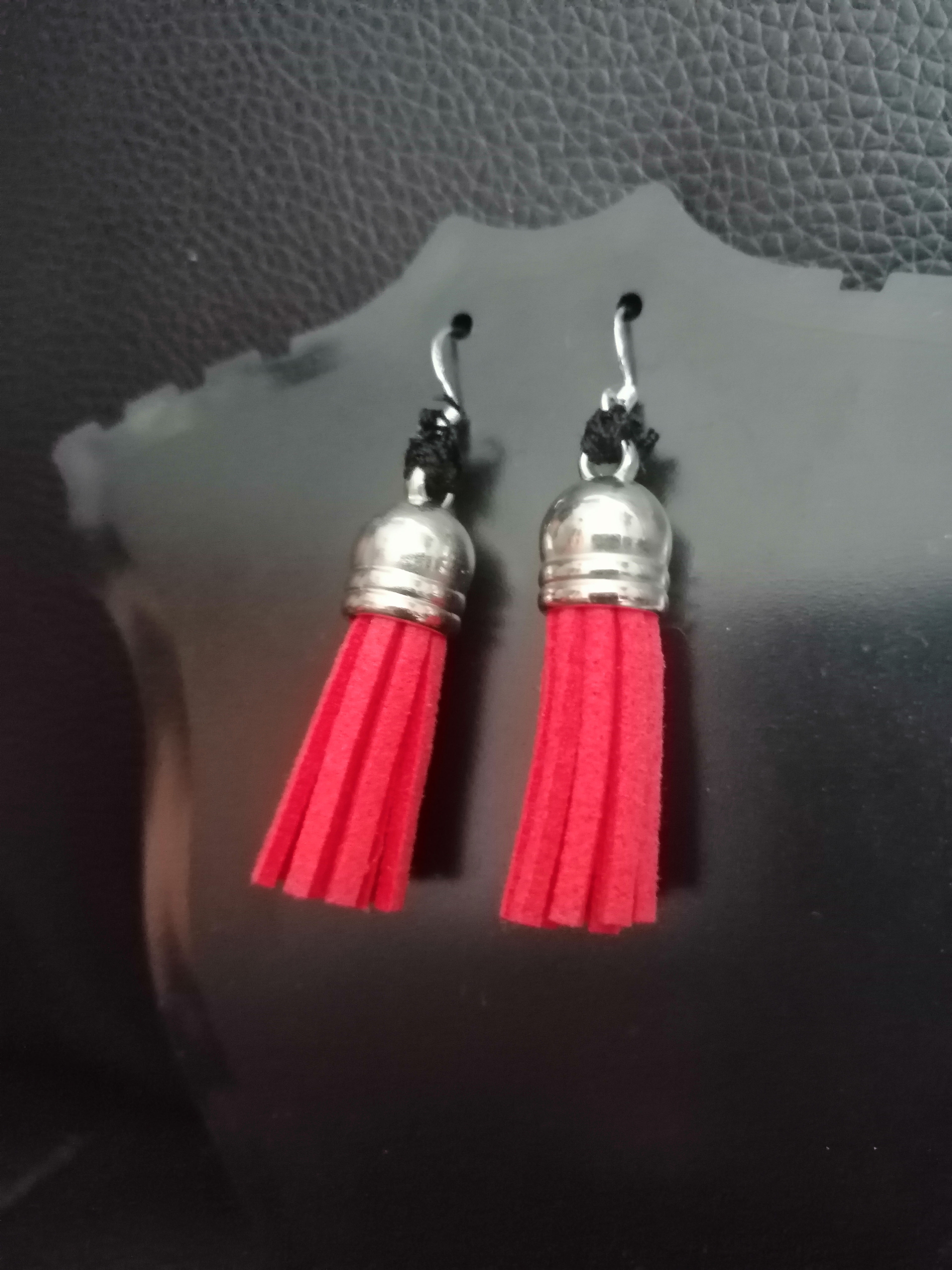 Par de brincos prata hand made franja vermelha pele vegan
