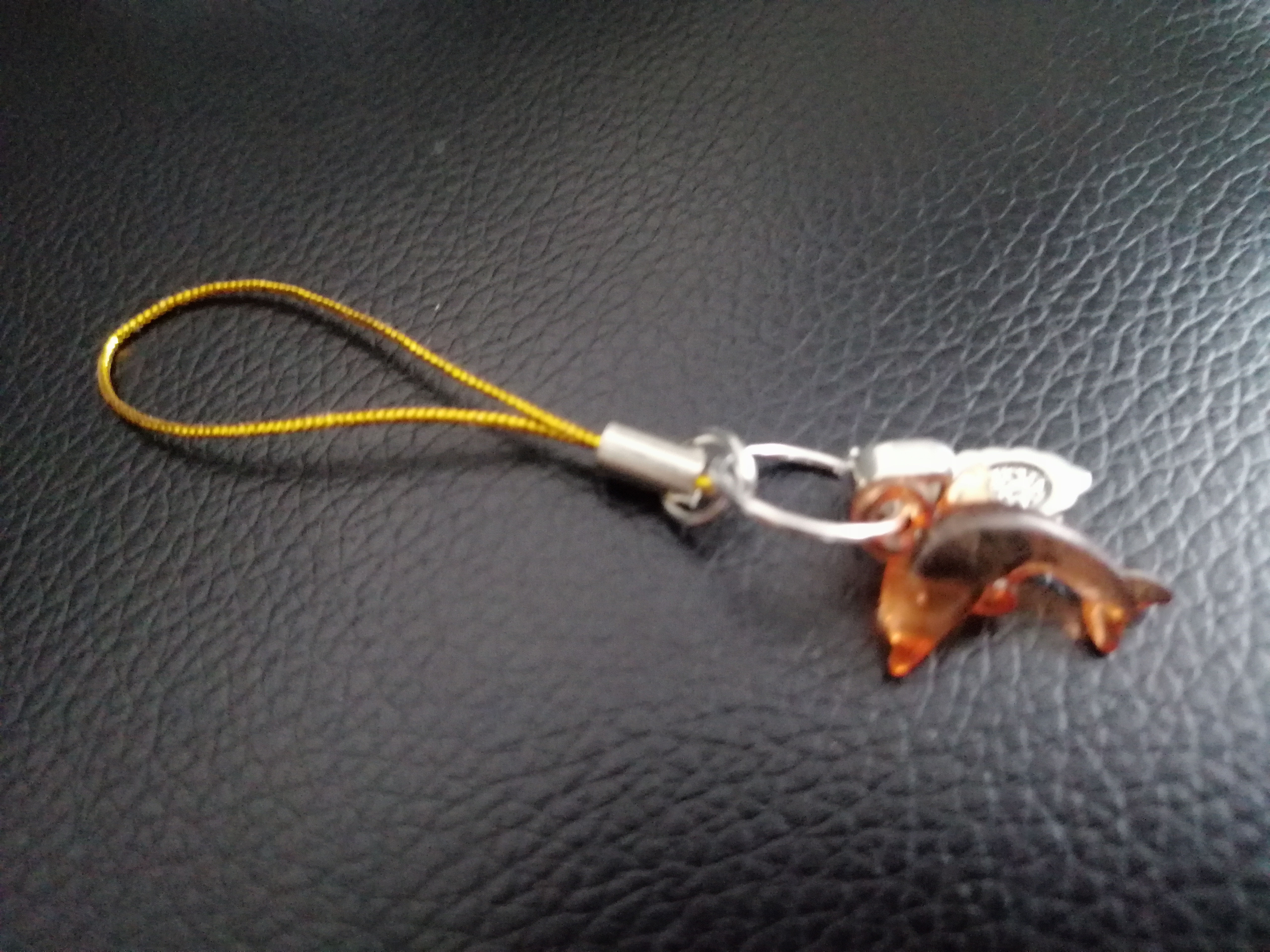 Acessório chaveiro dourado golfinho