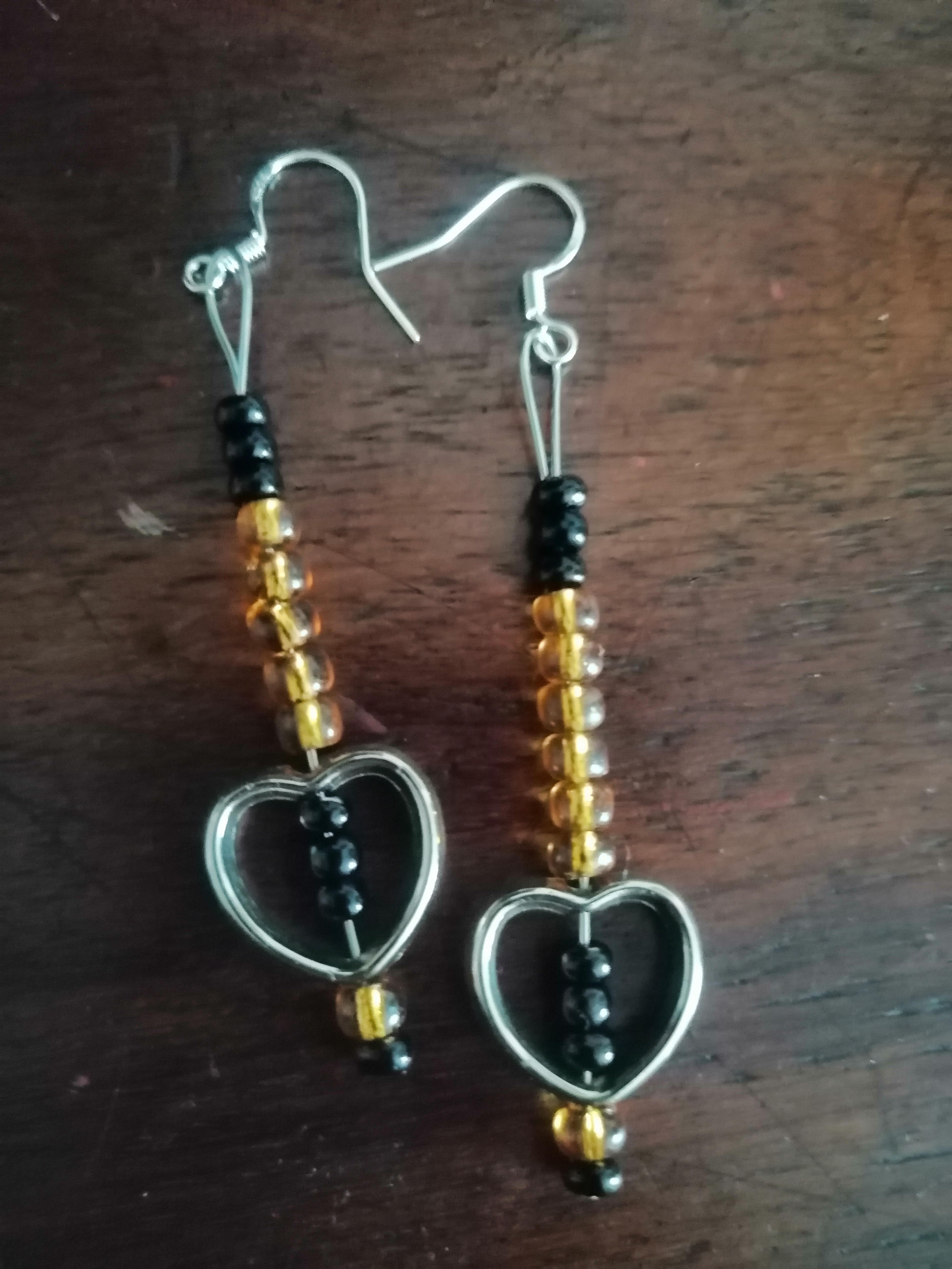 Par de brincos prata coração preto missangas hand made