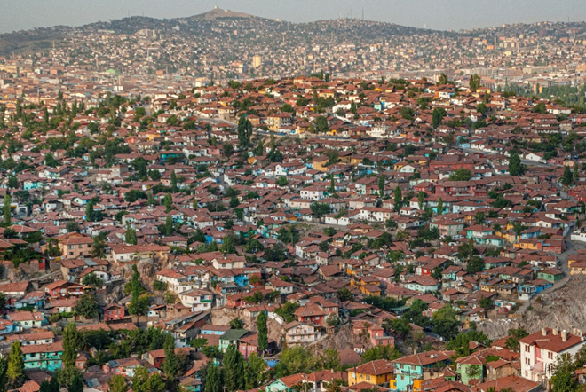 Abbildung 5 Panorama-Blick auf Ankaras Gecekondu. Viele von ihnen beherbergen Zuwanderer aus dem Land. (Bildquelle: huseyinturk_photopraph, 2025)