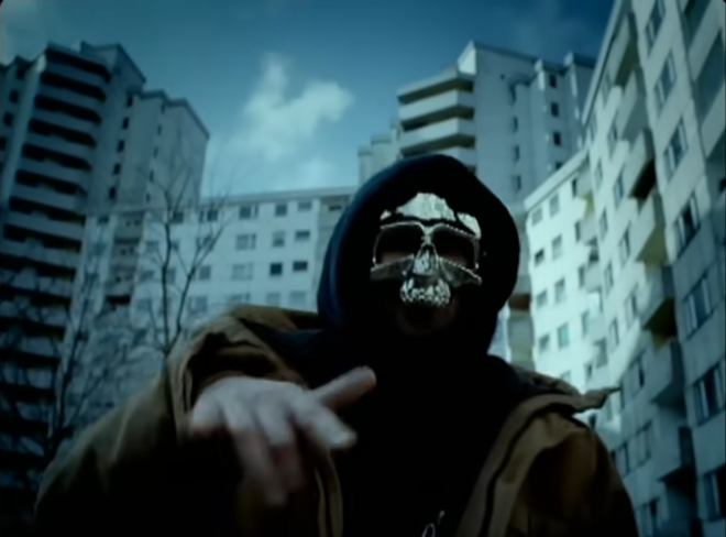 Auch in den großen Betonblöcken der Sozialbauten existiert eine informelle Wirtschaft – das zu leugnen wäre übertrieben. Der Berliner Rapper Sido beschreibt in seiner Single „Mein Block" (2004) seinen 16-stöckigen Plattenbau im Märkischen Viertel als ein durchaus dynamisches wirtschaftliches Ökosystem: Prostitution, Pornographie, Fetischismus, Drogenhandel, Falschgeld. Die einzigen Geschäftsfelder, die genug Profit abwarfen. (Bildquelle: Screenshot aus Sido, „Mein Block", Aggro.TV Berlin, 2004)