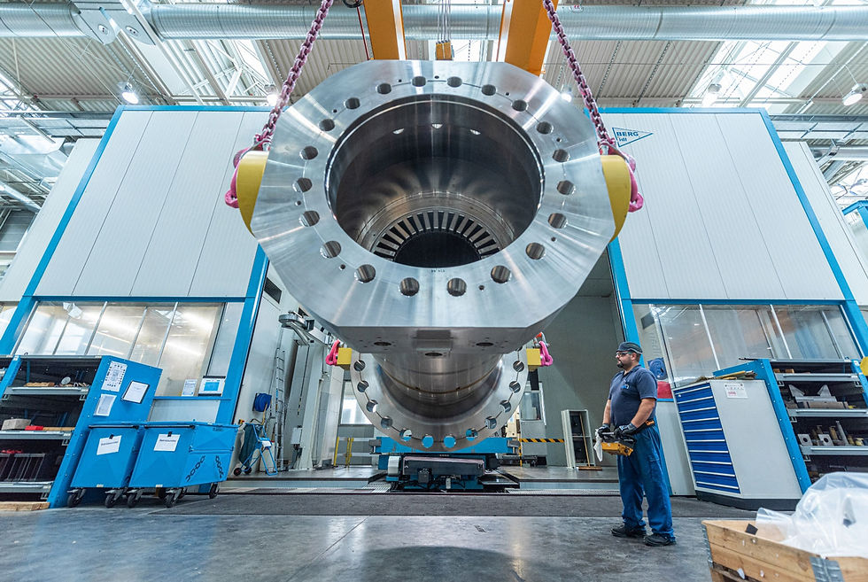 große Pumpe hängt in der Werkshalle an Ketten