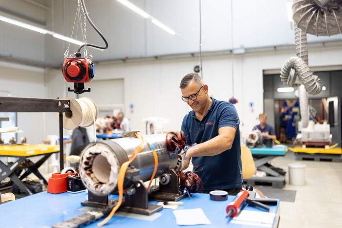 Mitarbeiter Volodymyr Timtschischin beim Wickeln eines Motors