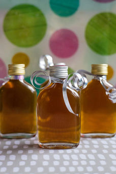 mini flask bottles used for wedding favours