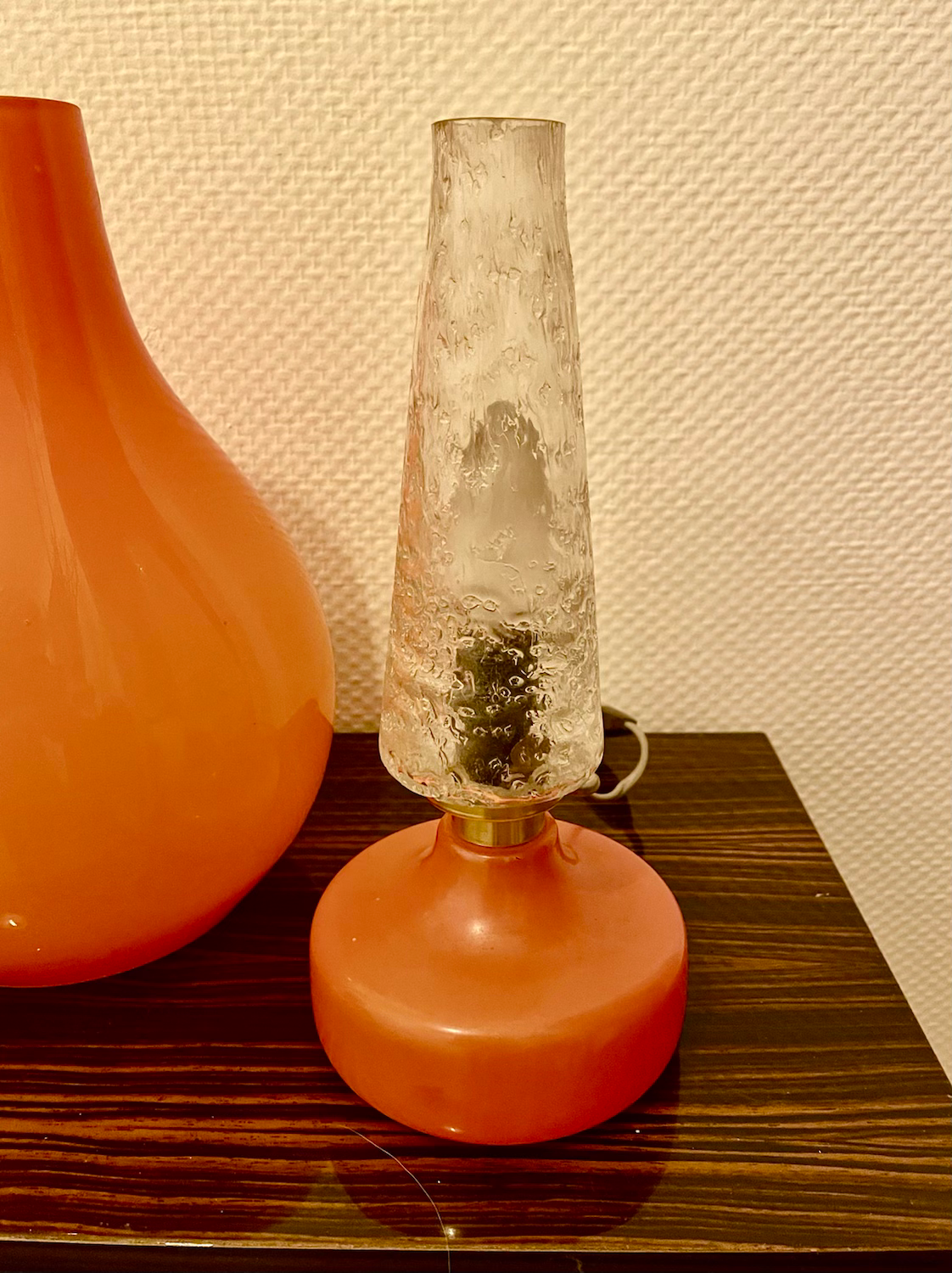 Lampe à poser opaline et verre 60s