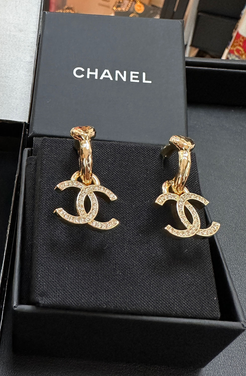 Thumbnail: Chanel 23P gold heart cc drop earrings