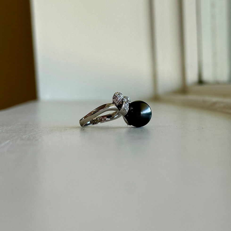 Thumbnail: Black Pearl and Diamond Accented Bow Gold Fashion Ring
