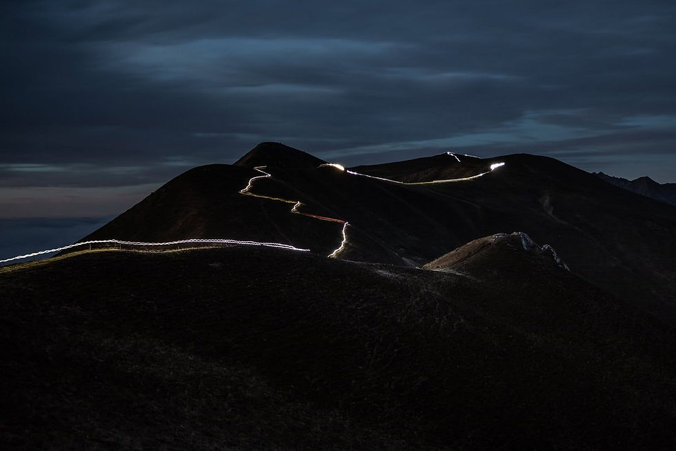 Frontales des coureurs du Grand Trail du Sancy sur les crêtes de nuit