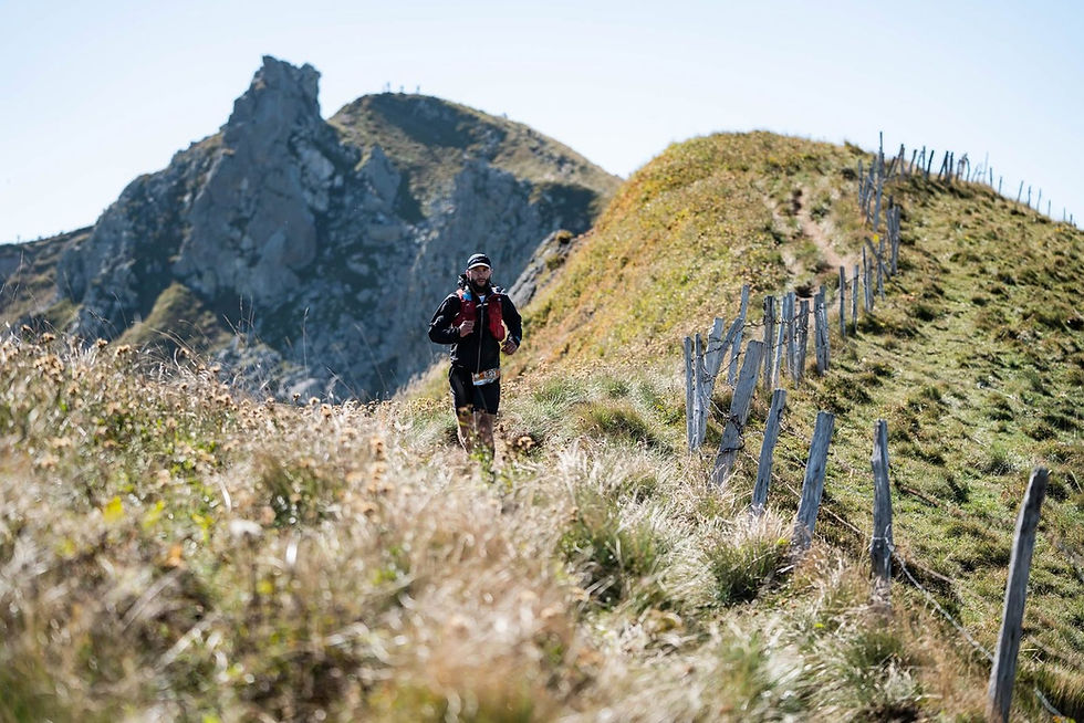 Traileur sur les crêtes du massif lors des Trails du Sancy