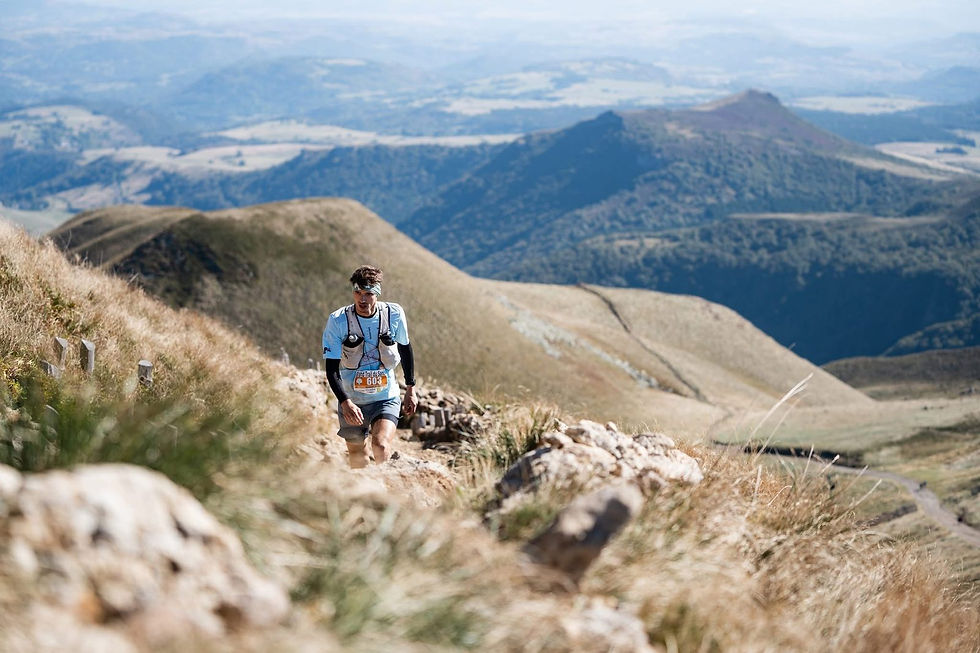 Coureur du Grand Trail du Sancy en montée dans le massif du Sancy