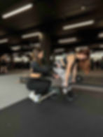 Lucie Ďuricová vede individuální trénink klientky v MaxFitness Flóra Praha – osobní přístup a správná technika