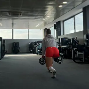 Cvičení výpadů s činkami ve fitness centru MaxFitness Praha 3