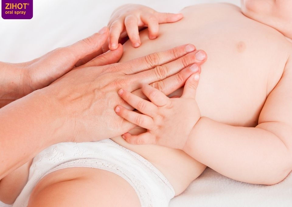 Ba mẹ nhớ massage bụng nhẹ nhàng cho bé