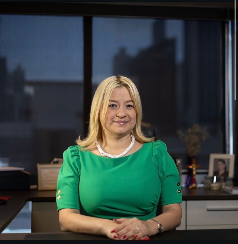 Con su especialización en casos de propiedad intelectual, brinda un rol importante en la firma.