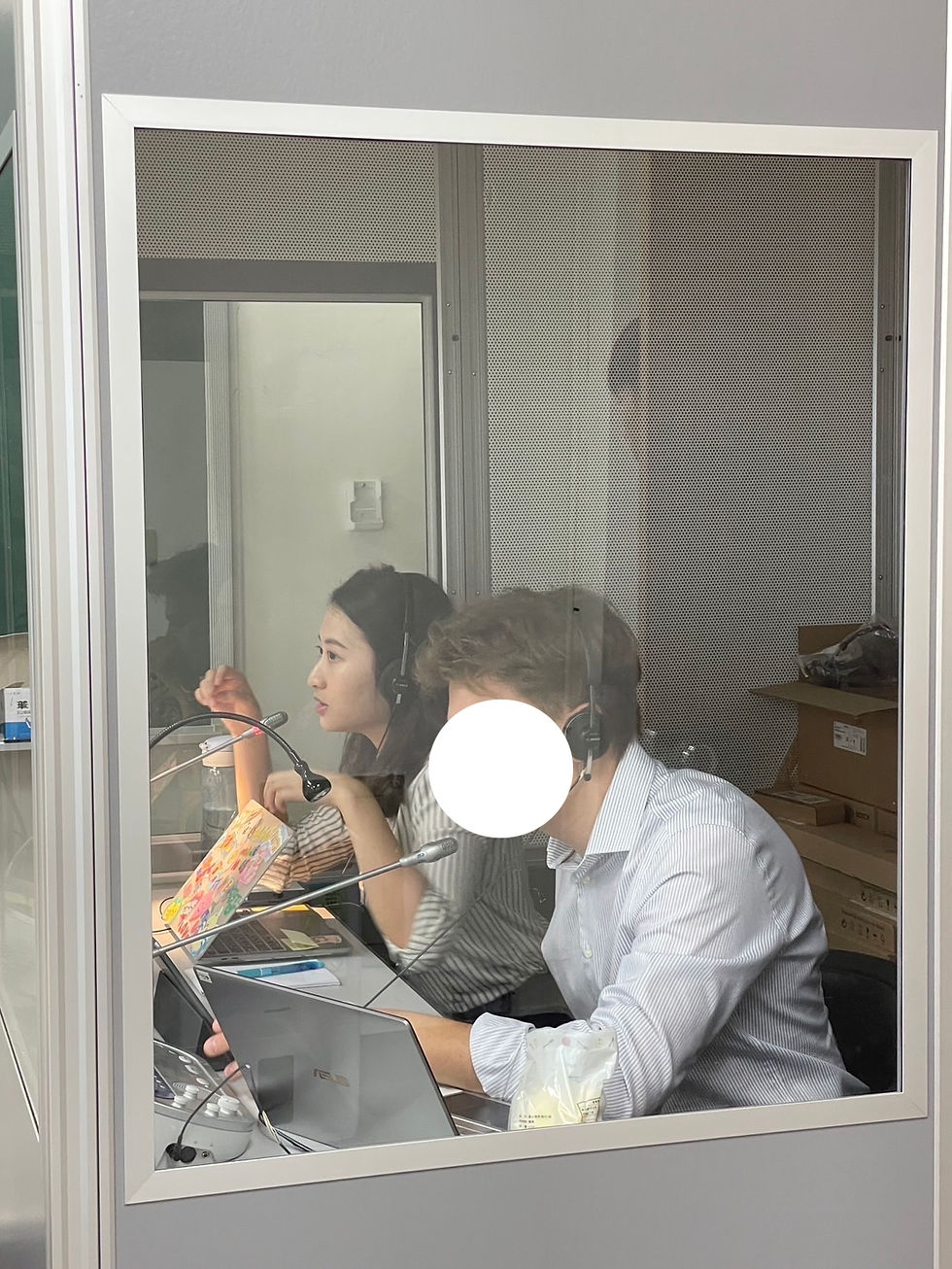 同步口譯:口譯員在口譯廂內兩人一組工作